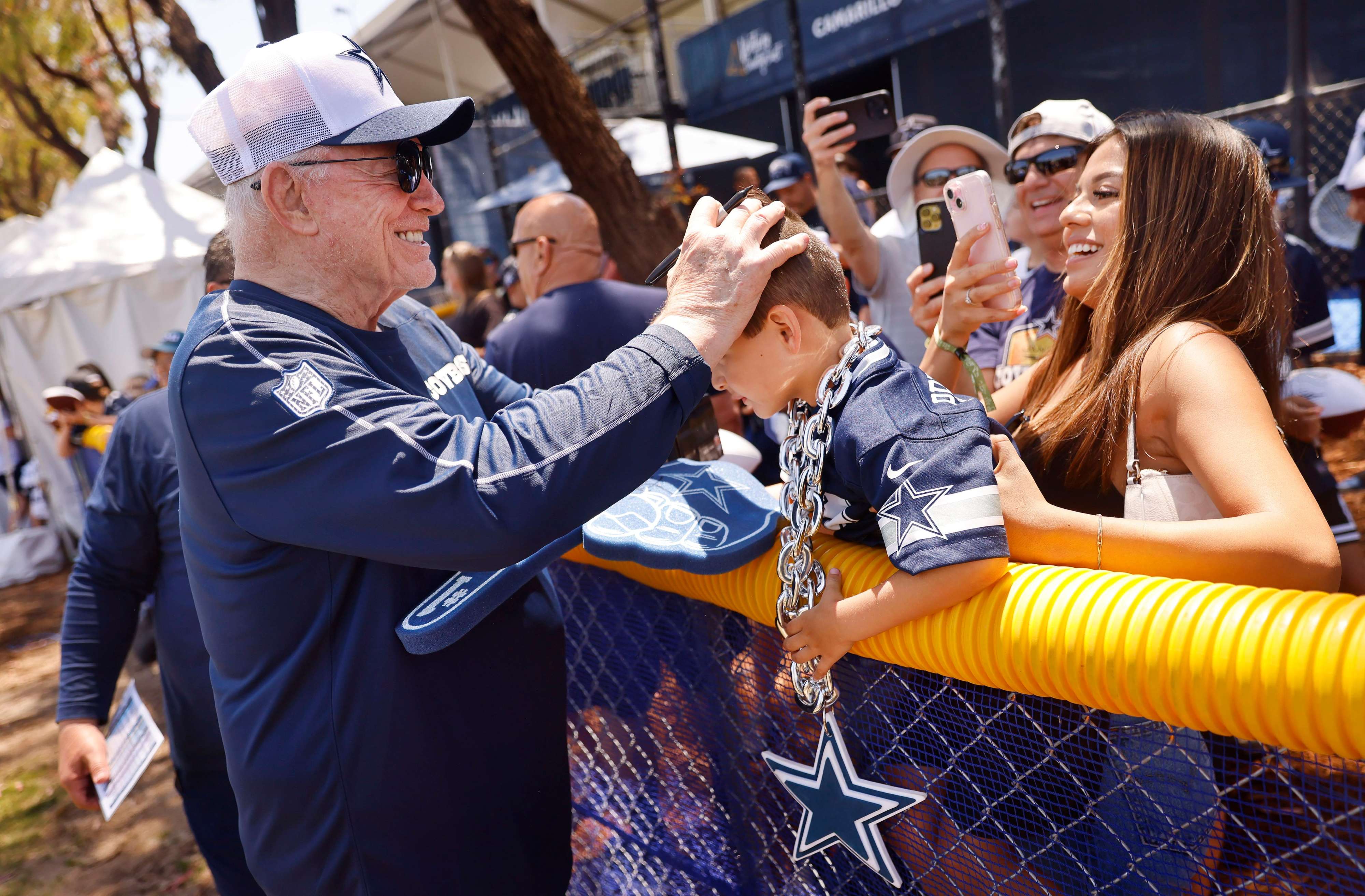 Cowboys LB DeMarvion Overshown Returns From ACL Injury Ready To ...