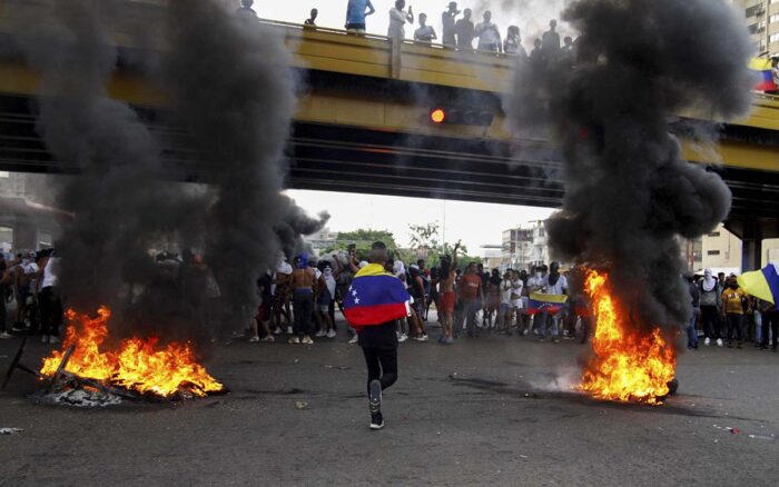 Maduro reconoce decenas de <strong>detenidos</strong> en <strong>Venezuela</strong>; acusa acciones ‘terroristas’