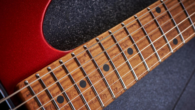 Maple vs rosewood fretboards: what’s the difference?