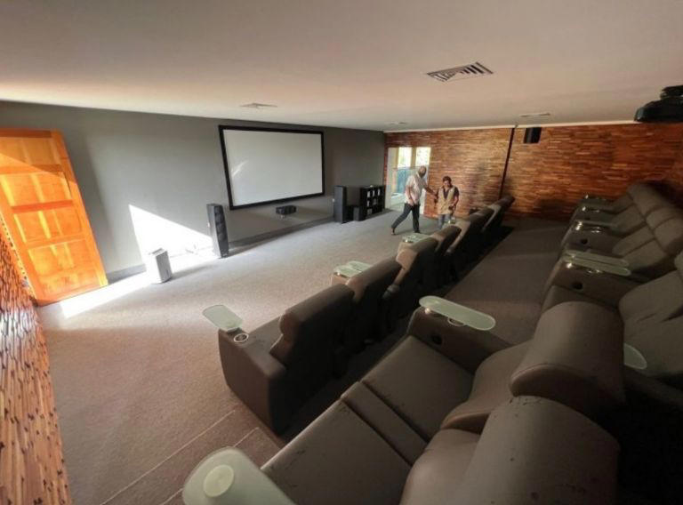 La casa de Alito cuenta con una sala de cine Créditos: Especial