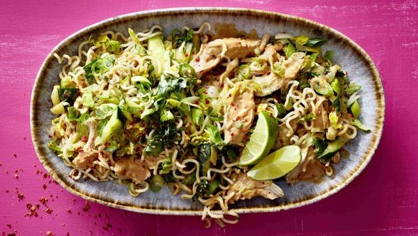 Kreativer Nudelsalat Asia-Style – mit Huhn und Erdnuss-Soße