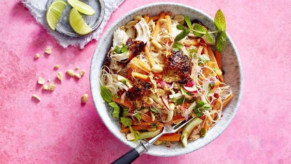 Asiatischer Reisnudelsalat: Rezept mit würzigem Miso-Hähnchen