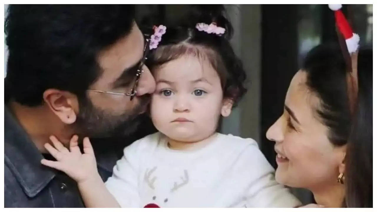 Baby Raha Sits On Mommy Alia Bhatt's Lap As She Enjoys A Car Ride In ...