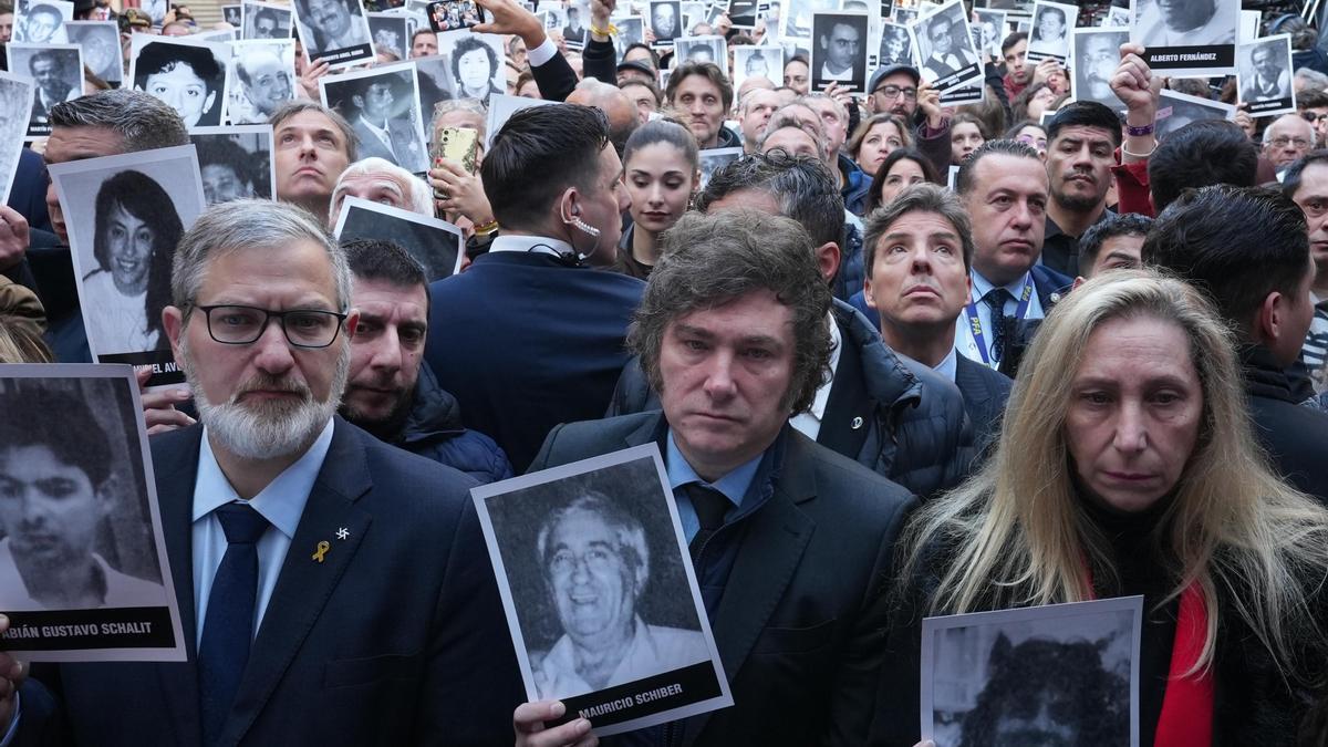 Javier y Karina Milei, presentes en el acto por los 30 años del atentado a la AMIA.