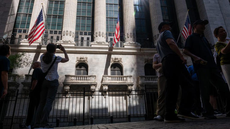 Wall Street está buscando señales de que el mercado laboral se mantiene fuerte, lo que respalda un aterrizaje suave de la economía donde la inflación se enfría sin desencadenar una recesión.