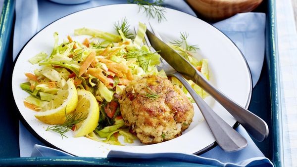 Forellen-Frikadellen auf Spitzkohlsalat