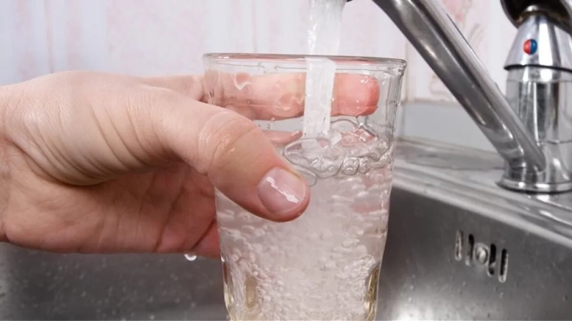 Где отравились водой. Питьевая вода из под крана. Где отравились водой. Кран с водой. Где отравились водой.