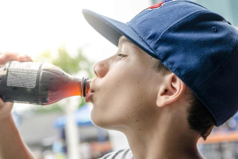 Niño no sabe que Profeco reveló cuáles son los refrescos más dañinos.