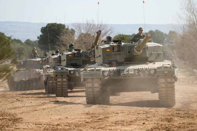 Spain Trains Ukrainian Military on Leopard 2A4 Tanks