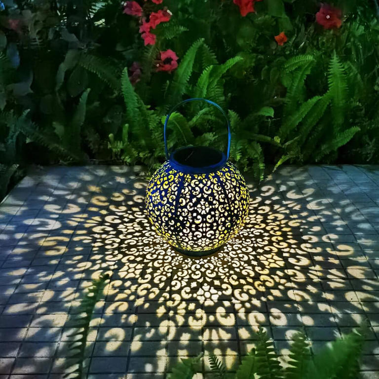 Jennifer Garner uses wood's natural beauty to ground her zen pool area