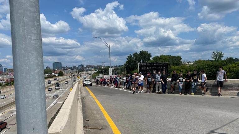 Supporters, protesters in downtown Grand Rapids for Trump rally