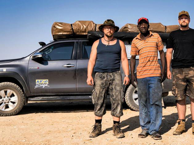 Patrick Stehl, Engelhardt und Joachim Hofmann (von links) vor ihrem Geländewagen in Namibia. Von dem Einheimischen kauften Hofmann und Stehl Feuerholz, Kontakt halten die drei auch nach der Reise.