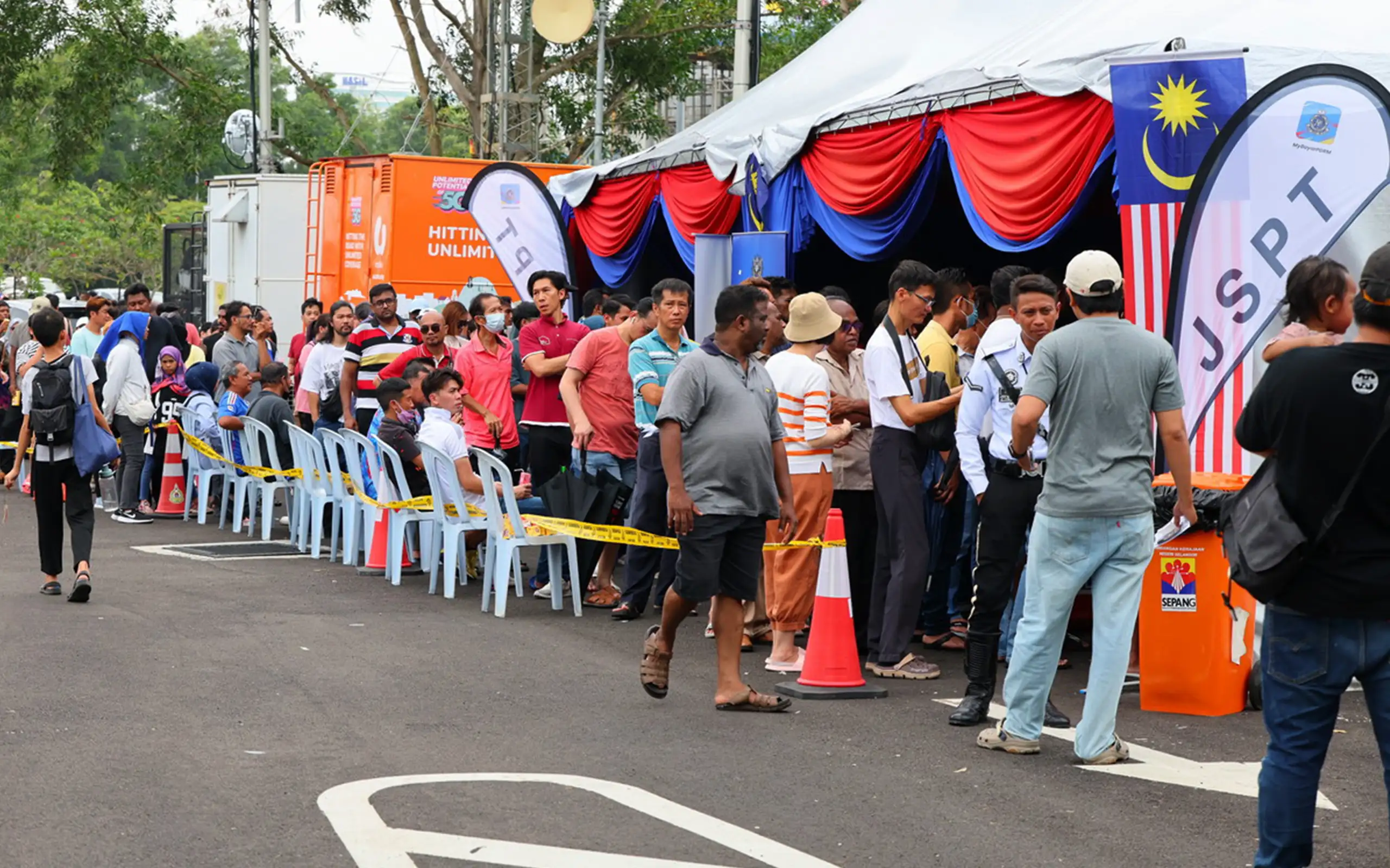 Hundreds Queue Up In Hot Sun To Grab 50% Discount On Traffic Summonses