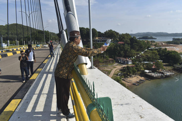 Warga melakukan rukyah Jembatan 1 Barelang di Batam, Jumat (19/7/2024). Foto: Dok. Yayasan An-Nubuwwah Batam