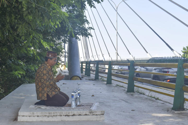 Warga melakukan rukyah Jembatan 1 Barelang di Batam, Jumat (19/7/2024). Foto: Dok. Yayasan An-Nubuwwah Batam