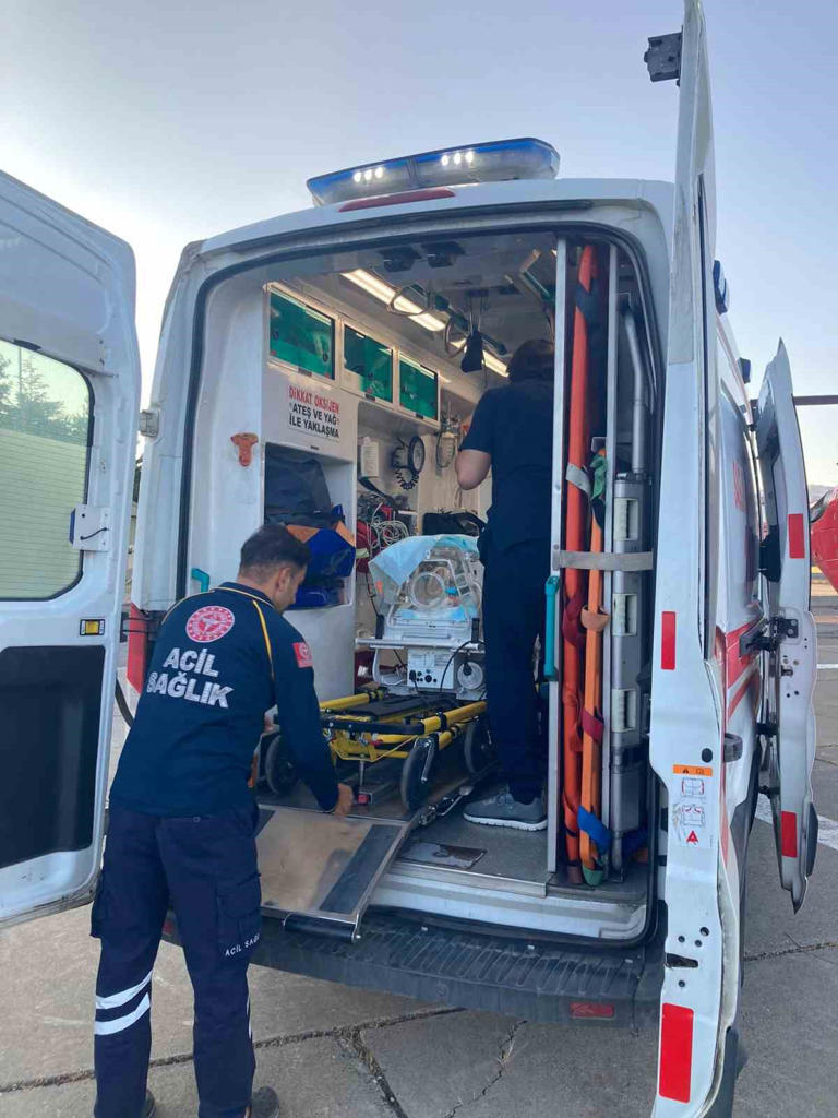 BİNGÖL’DE 36 HAFTALIK OLARAK DÜNYAYA GELEN BEBEK, GEÇİCİ TAKİPNESİ TANISI NEDENİYLE AMBULANS HELİKOPTERLE ELAZIĞ’A SEVK EDİLDİ.