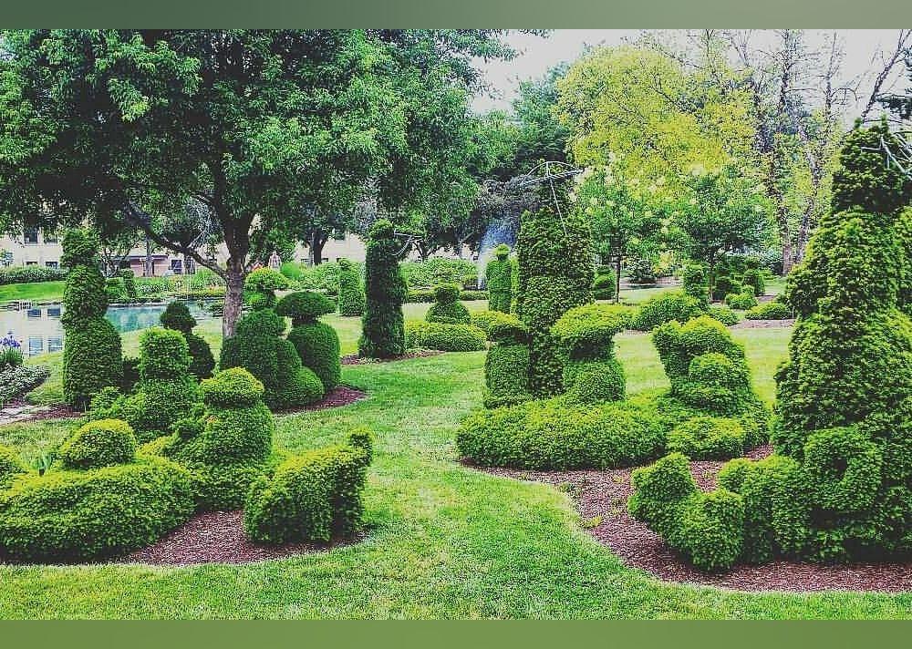 <p>- Rating: 4/5 (305 reviews)<br>- Address: 480 East Town St. Columbus, Ohio<br>- <a href="https://www.tripadvisor.com/Attraction_Review-g50226-d278902-Reviews-Topiary_Garden-Columbus_Ohio.html">Read more on Tripadvisor</a></p>