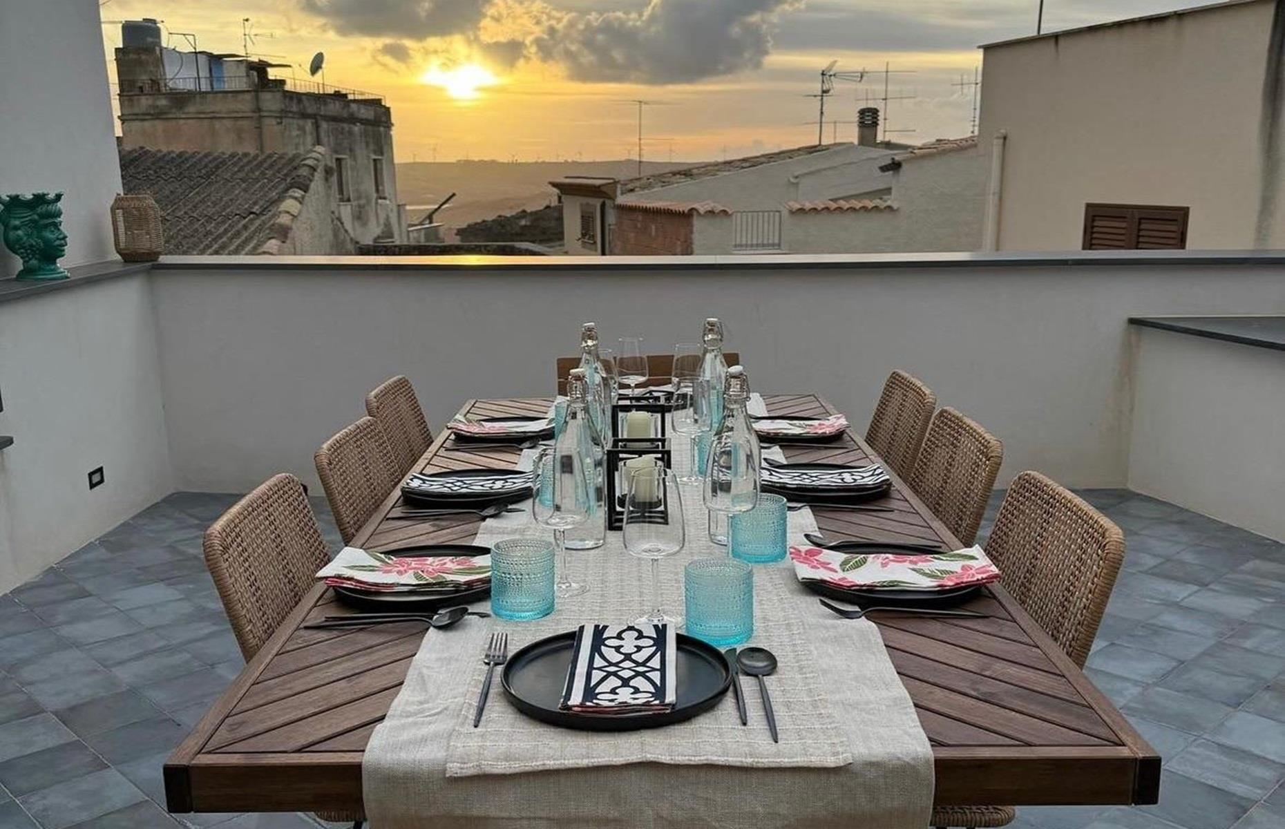 Дом за один евро Dinner bei Sonnenuntergang