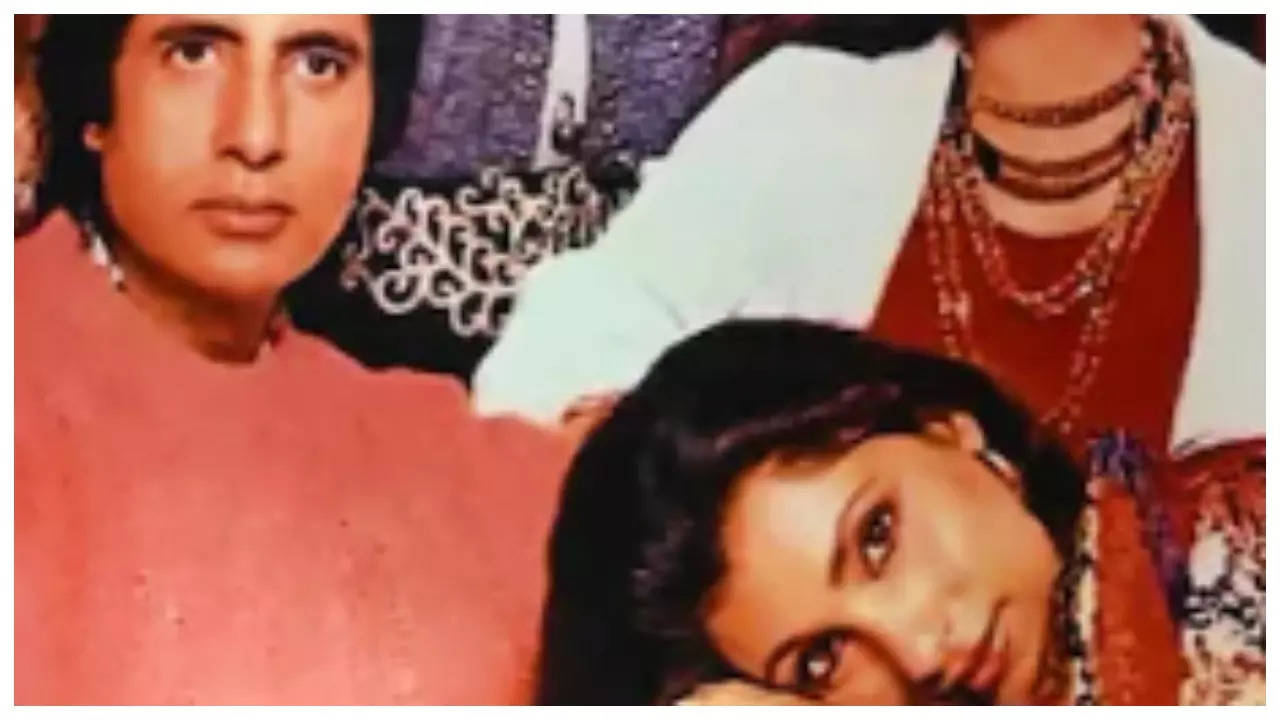 Dimple Kapadia's UNSEEN Picture With Amitabh Bachchan, Meenakshi ...