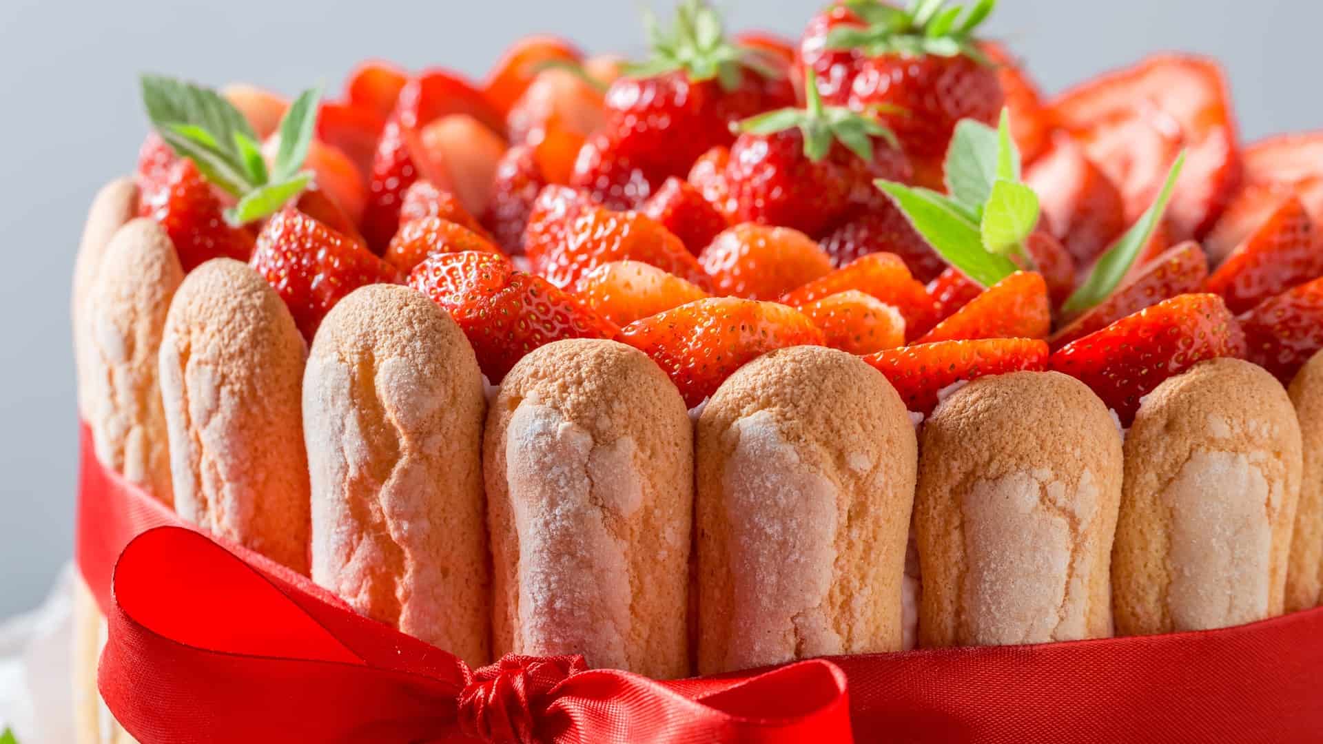 No-Bake "Tiramisu" Strawberry Cake Recipe That Is Going Viral This Summer