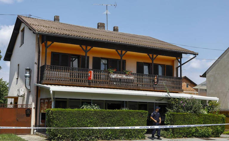 Un oficial de policía se encuentra afuera de la cafetería donde arrestaron al tirador, en Daruvar, <strong>Croacia</strong> central. Foto:AP