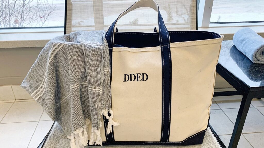 <p>Notable fashion icons like Gwyneth Paltrow and Sarah Jessica Parker have been seen with the Boat and Tote, enhancing its fashionable reputation. Their endorsements have reinforced the bag’s status as a trendy choice.</p>