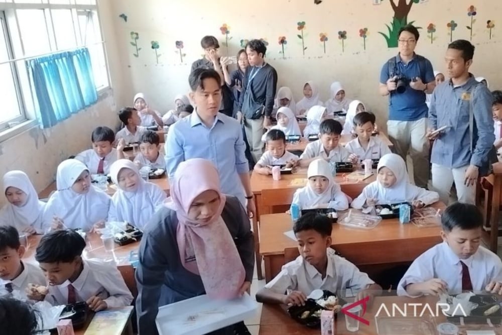 Gibran Tinjau Uji Coba Makan Siang Gratis Di Bogor, Menu Setara Rp7.500 ...