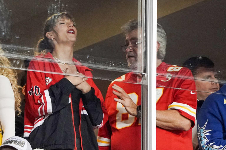 Travis Kelce's father, Ed, and Taylor Swift © Denny Medley-USA TODAY Sports