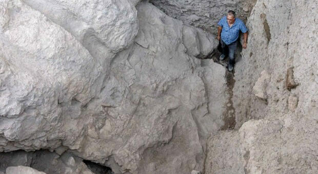 Il prof. Yuval Gadot all'interno del fossato che proteggeva la parte settentrionale di Gerusalemme (ph. iaa.org.il)