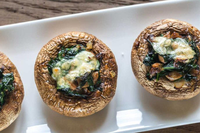 Hongos portobello rellenos con espinaca y requesón para la cena