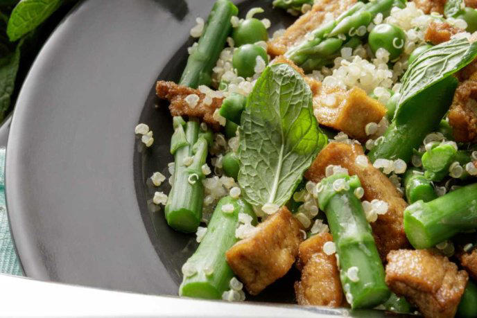 Ensalada de quinoa con espárragos y hongos salteados para cenar