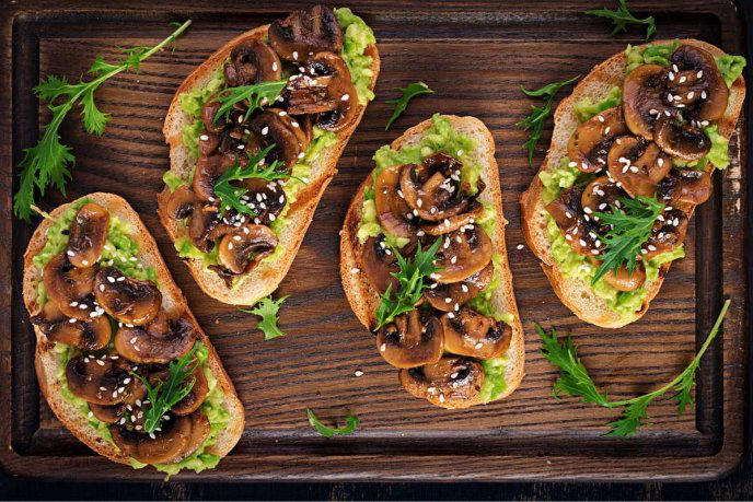 Pan tostado con aguacate y champiñones salteados