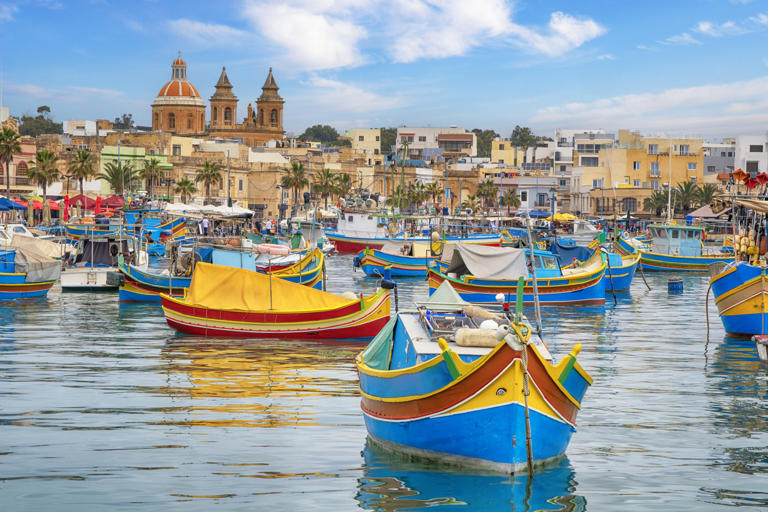 Barcos de pesca tradicionais coloridos na vila de Marsaxlokk