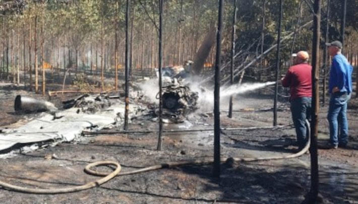 Duas pessoas morrem após jatinho particular cair e pegar fogo no interior do Mato Grosso. Foto: Reprodução/ Corpo de Bombeiros MT