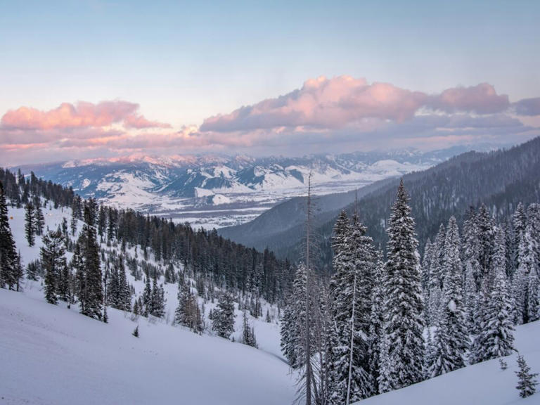 Are you looking for the most beautiful ski resorts in the US? I've got you covered! I've skied at more than twenty resorts across the United States, from the East Coast to the West Coast, and I'm always adding new spots to my bucket list with plans to hit more this season!