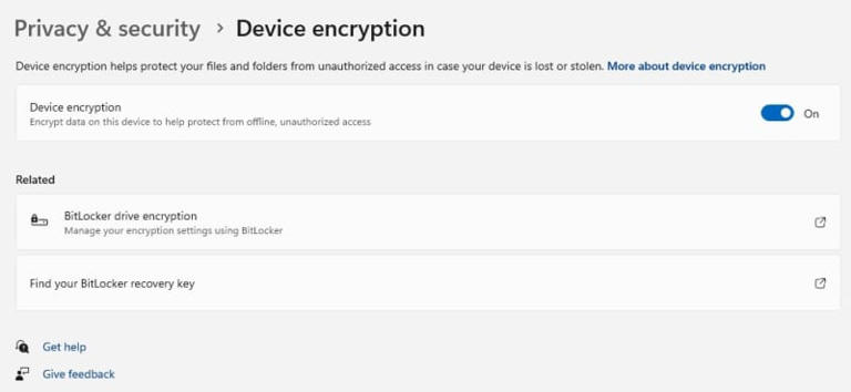 Device encryption is switched on in the Windows Settings app. The prerequisite for operation is that you log in to the computer with a Microsoft account.