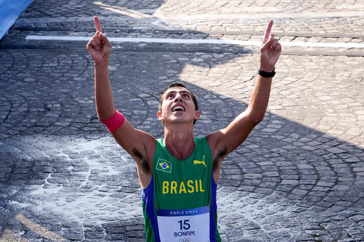 Caio Bonfim comemora na linha de chegada da marcha atlética, após 20km de prova. Foto: Dar Yasin/AP