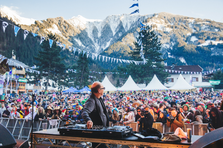 SNOWBOMBING MAYRHOFEN AUSTRIA