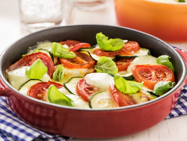 Italienischer Zucchini-Auflauf: Low-Carb mit Tomate &amp; Mozzarella