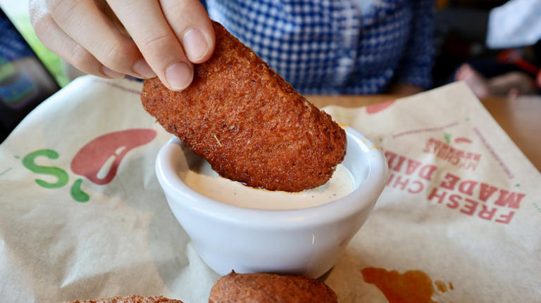 chili-s-secret-menu-nashville-hot-fried-mozzarella-review-chili-s