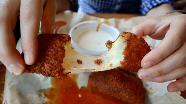 chili-s-secret-menu-nashville-hot-fried-mozzarella-review-chili-s