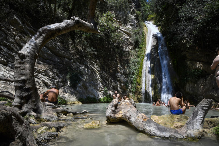 Κολύμπι σε παγωμένα νερά: Πόσο ευεργετικό είναι τελικά;