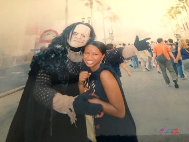 Halloween Horror Nights Solo NikkyJ with Scareactor in a scare zone HHN 18