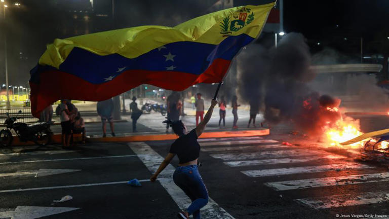 Após regime declarar vitória de Maduro, protestos eclodiram por todo país