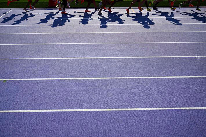 No Stade de France, a pista olímpica tem a coloração roxa pela primeira vez na história das Olímpiadas. Foto: Kirill Kudryavtsev/AFP