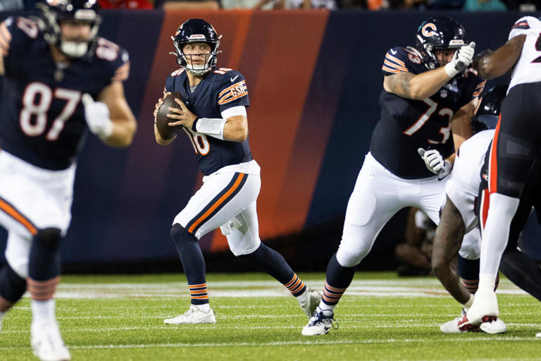 Chicago Bears quickly re-sign former UWF, WKU QB Austin Reed to team's ...