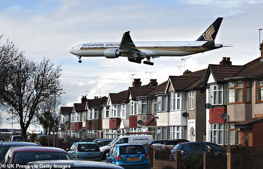 A Singapore Airlines plane flying low over homes on approach to London Heathrow