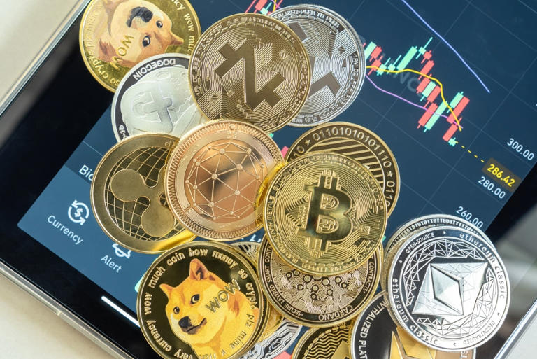 Biểu tượng của Bitcoin và một vài loại tiền số thông dụng khác. Ảnh minh họa: CNBC