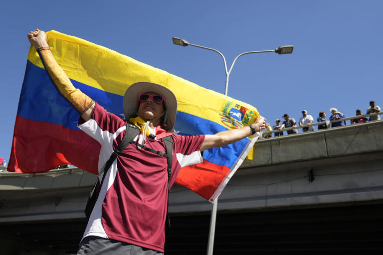 Los opositores del presidente venezolano Nicolás Maduro protestan el día antes de su toma de posesión para un tercer mandato en Caracas, Venezuela, el jueves 9 de enero de 2025. (AP Foto/Ariana Cubillos)