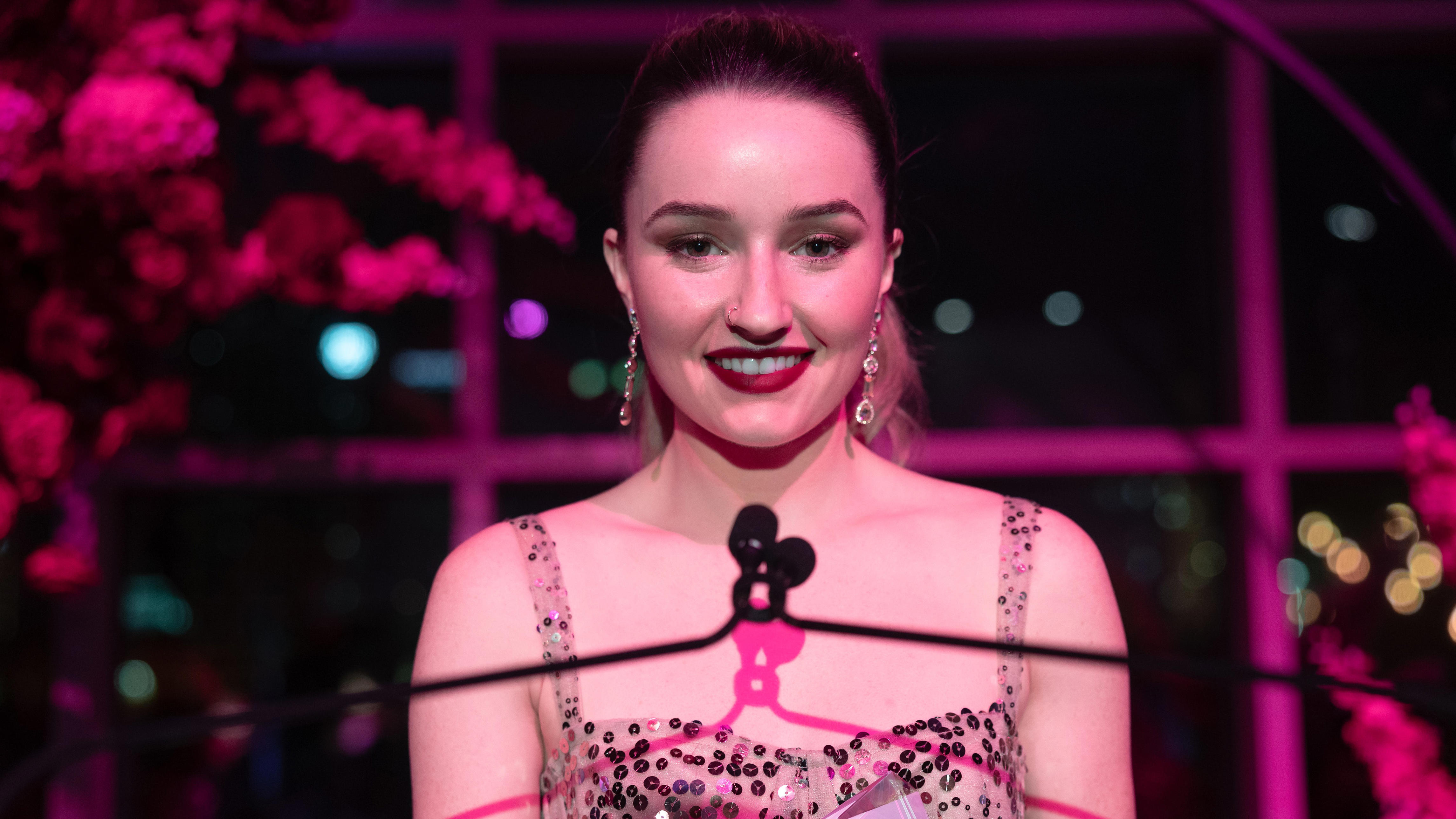 Kaitlyn Dever como Bella en "Vinagre de sidra de manzana".